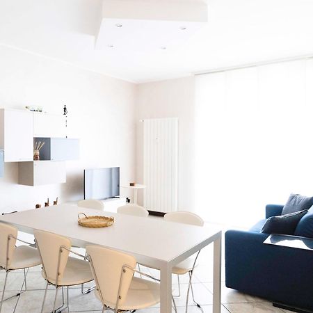 Blue Lake Arona - Cozy Apartment In City Center Exteriör bild
