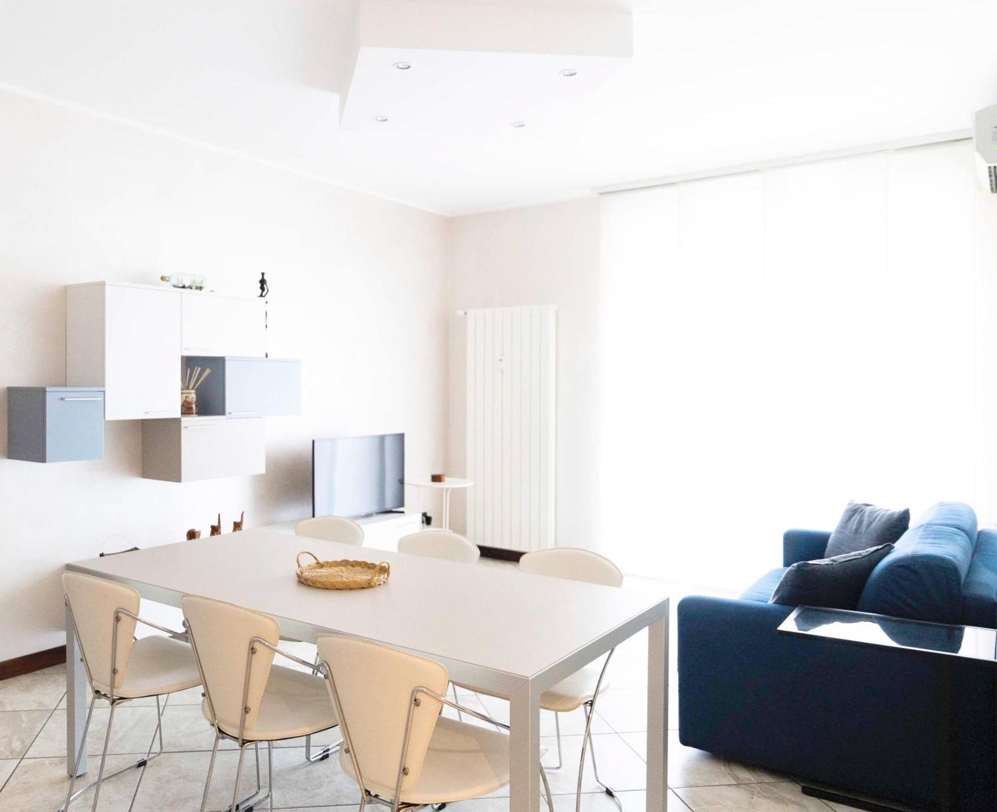 Blue Lake Arona - Cozy Apartment In City Center Exteriör bild