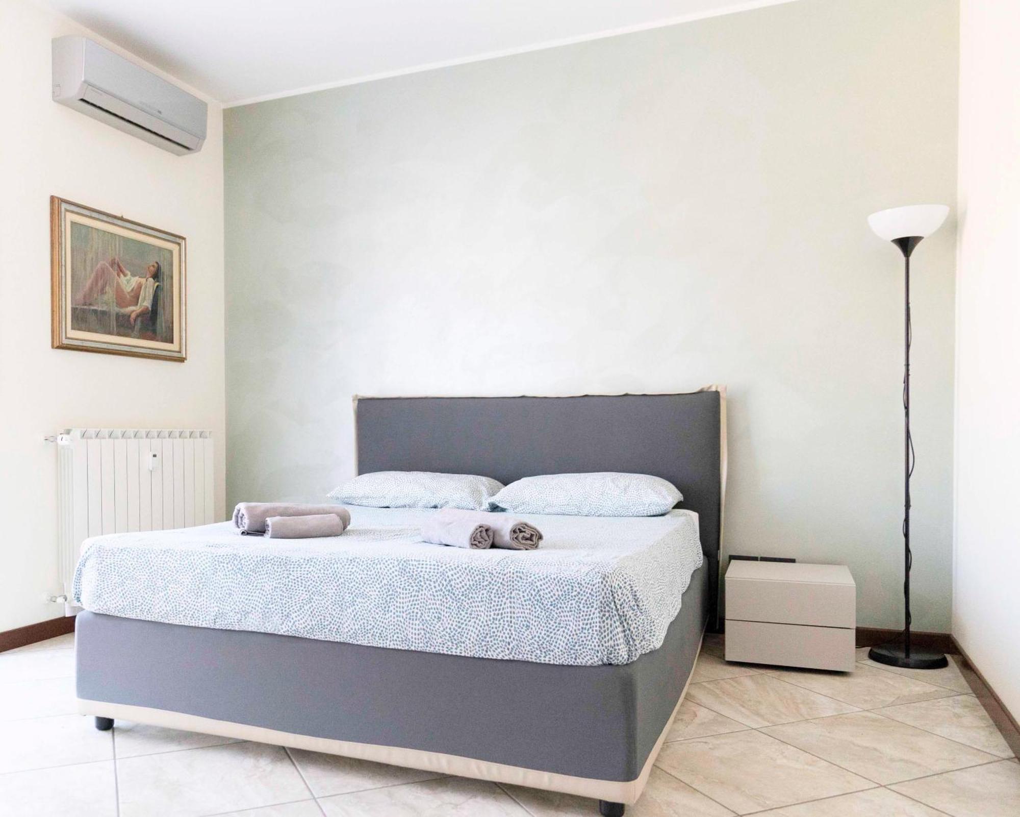Blue Lake Arona - Cozy Apartment In City Center Exteriör bild